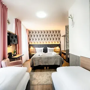 Home Hotel Szálloda